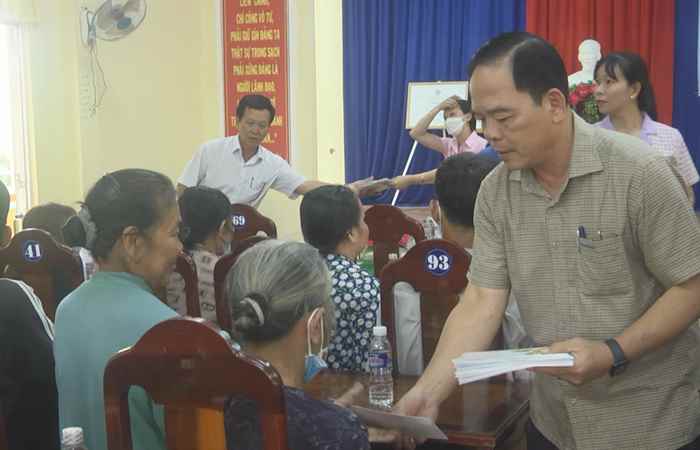 Mỹ Xuyên: Tặng quà cho hộ nghèo, hộ chất độc da cam dioxin 